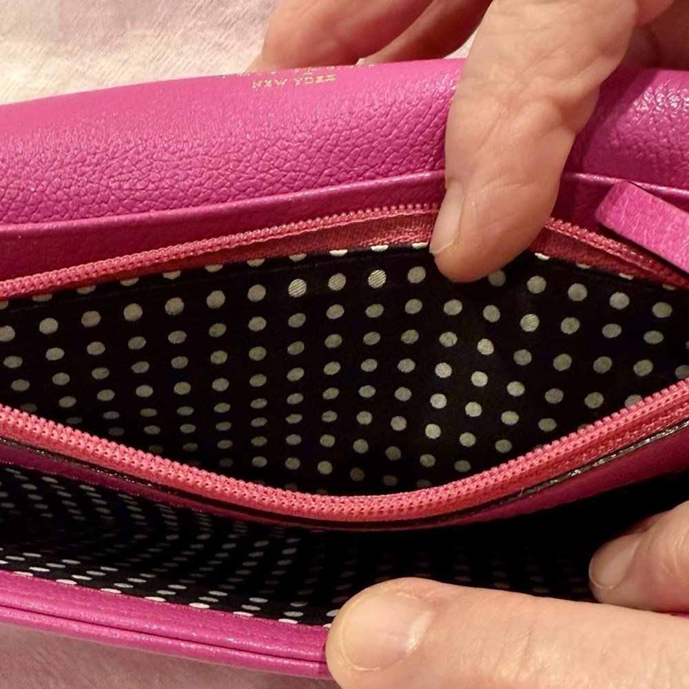Kate Spade VGUC Bubblegum Pink
Leather VillabellaAve Mara Bow Wristlet
W/COA - Picture 10 of 12